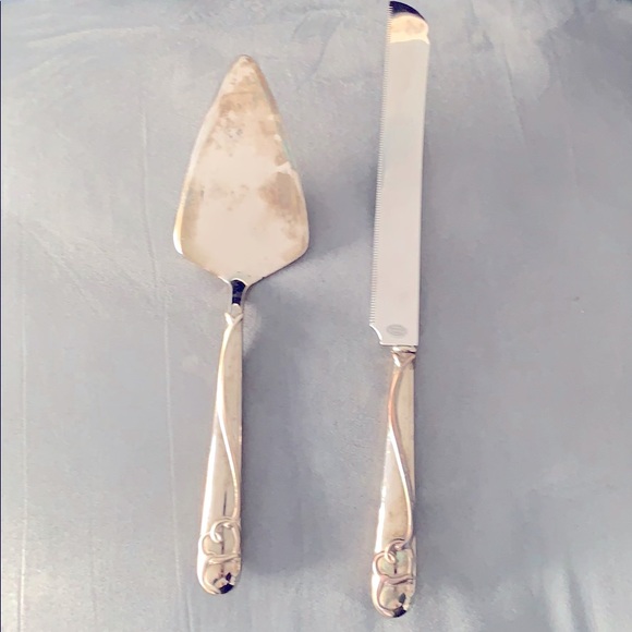 Silver LENOX cake cutter 2pc set w/ heart detail - Picture 1 of 3